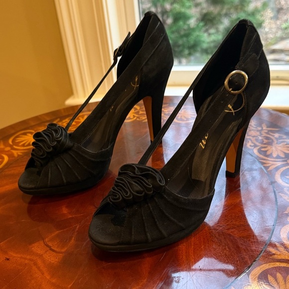 NWOT Delman Black Suede Leather Slingback 4.5”Heels w/Ruffle Size 7.5 MSRP $345 - Picture 6 of 15
